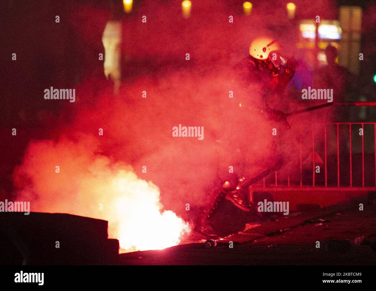 I manifestanti si riuniscono di fronte al parlamento serbo durante una protesta contro un blocco previsto per la capitale questo fine settimana per fermare la diffusione della malattia di coronavirus, nonché contro il presidente Aleksandar Vucic e il suo governo a Belgrado, in Serbia, il 10 luglio 2020. (Foto di Nikola Krstic/NurPhoto) Foto Stock