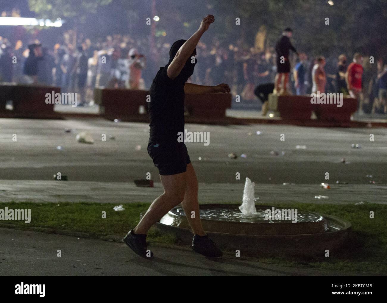 I manifestanti si riuniscono di fronte al parlamento serbo durante una protesta contro un blocco previsto per la capitale questo fine settimana per fermare la diffusione della malattia di coronavirus, nonché contro il presidente Aleksandar Vucic e il suo governo a Belgrado, in Serbia, il 10 luglio 2020. (Foto di Nikola Krstic/NurPhoto) Foto Stock