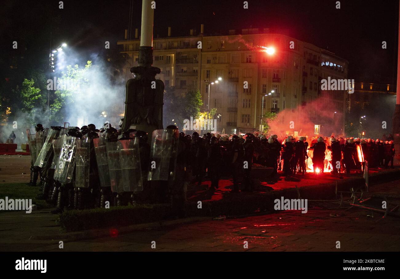 I manifestanti si riuniscono di fronte al parlamento serbo durante una protesta contro un blocco previsto per la capitale questo fine settimana per fermare la diffusione della malattia di coronavirus, nonché contro il presidente Aleksandar Vucic e il suo governo a Belgrado, in Serbia, il 10 luglio 2020. (Foto di Nikola Krstic/NurPhoto) Foto Stock