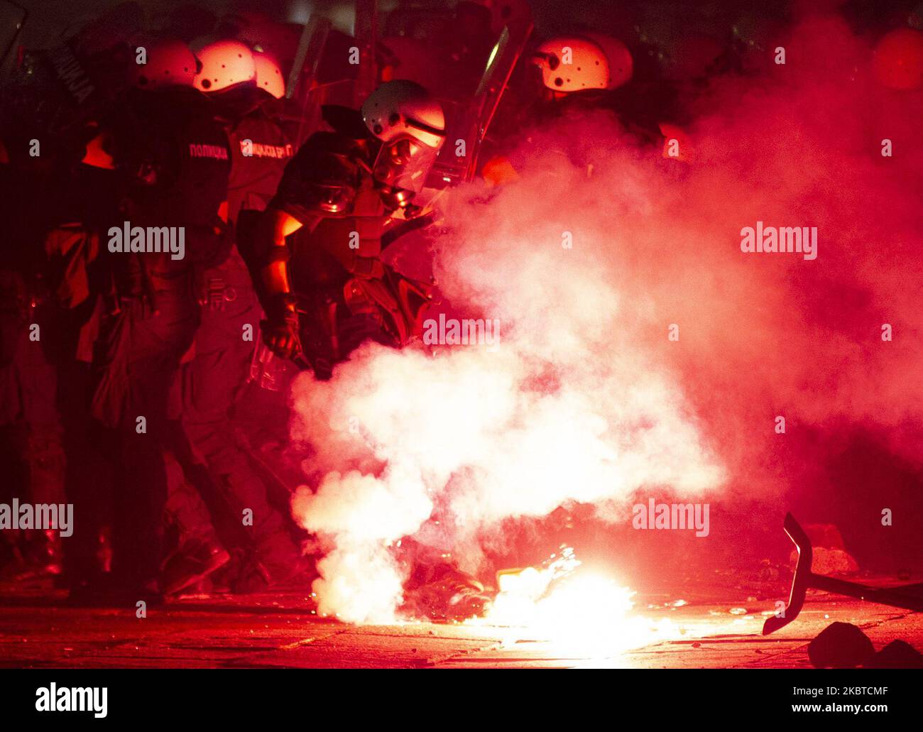 I manifestanti si riuniscono di fronte al parlamento serbo durante una protesta contro un blocco previsto per la capitale questo fine settimana per fermare la diffusione della malattia di coronavirus, nonché contro il presidente Aleksandar Vucic e il suo governo a Belgrado, in Serbia, il 10 luglio 2020. (Foto di Nikola Krstic/NurPhoto) Foto Stock