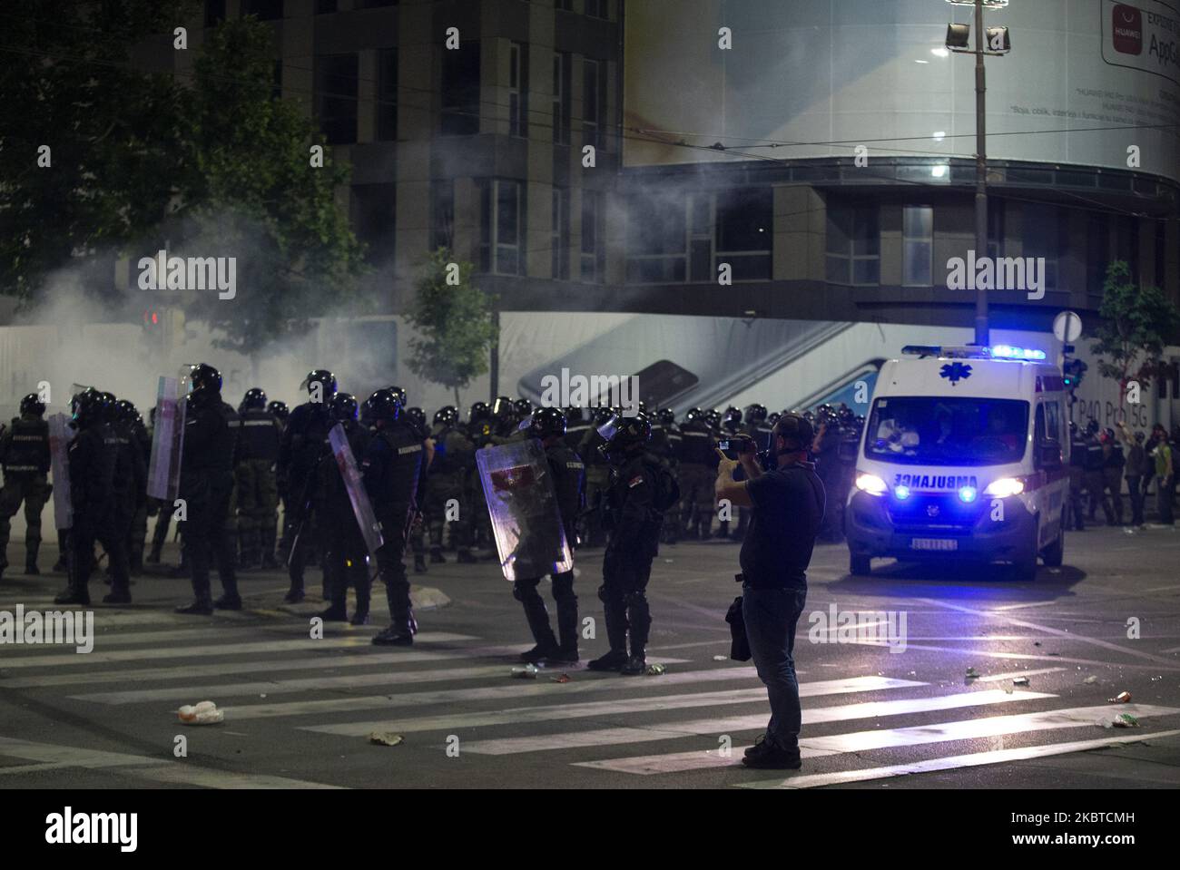 I manifestanti si riuniscono di fronte al parlamento serbo durante una protesta contro un blocco previsto per la capitale questo fine settimana per fermare la diffusione della malattia di coronavirus, nonché contro il presidente Aleksandar Vucic e il suo governo a Belgrado, in Serbia, il 10 luglio 2020. (Foto di Nikola Krstic/NurPhoto) Foto Stock