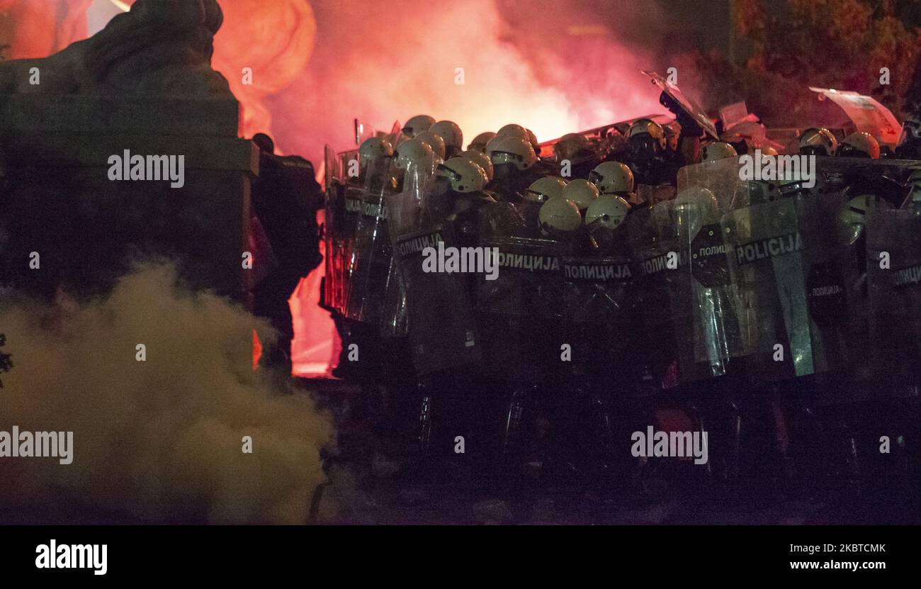 I manifestanti si riuniscono di fronte al parlamento serbo durante una protesta contro un blocco previsto per la capitale questo fine settimana per fermare la diffusione della malattia di coronavirus, nonché contro il presidente Aleksandar Vucic e il suo governo a Belgrado, in Serbia, il 10 luglio 2020. (Foto di Nikola Krstic/NurPhoto) Foto Stock