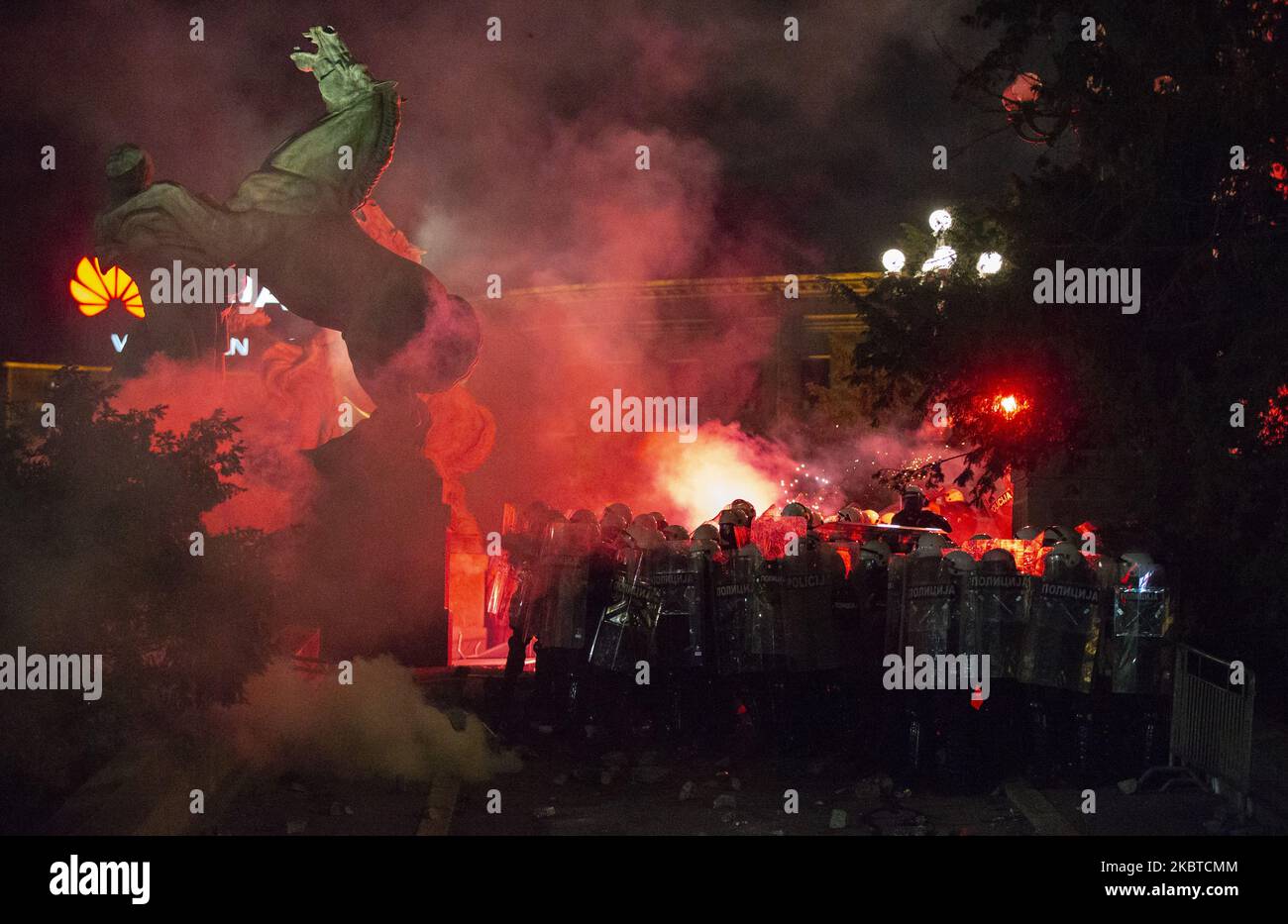 I manifestanti si riuniscono di fronte al parlamento serbo durante una protesta contro un blocco previsto per la capitale questo fine settimana per fermare la diffusione della malattia di coronavirus, nonché contro il presidente Aleksandar Vucic e il suo governo a Belgrado, in Serbia, il 10 luglio 2020. (Foto di Nikola Krstic/NurPhoto) Foto Stock
