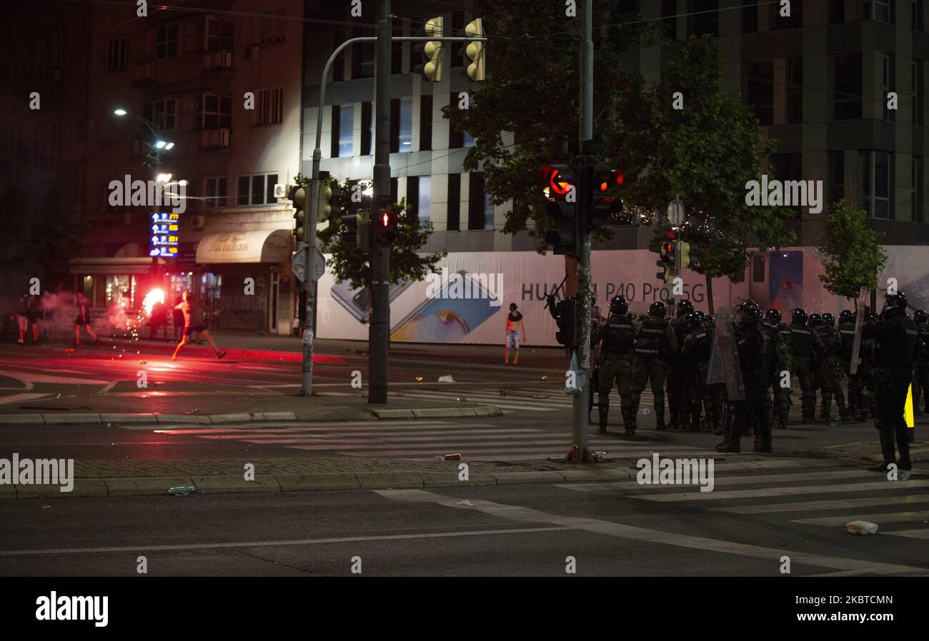 I manifestanti si riuniscono di fronte al parlamento serbo durante una protesta contro un blocco previsto per la capitale questo fine settimana per fermare la diffusione della malattia di coronavirus, nonché contro il presidente Aleksandar Vucic e il suo governo a Belgrado, in Serbia, il 10 luglio 2020. (Foto di Nikola Krstic/NurPhoto) Foto Stock