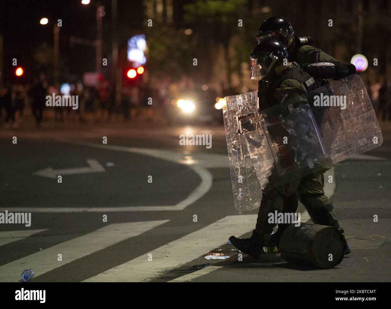I manifestanti si riuniscono di fronte al parlamento serbo durante una protesta contro un blocco previsto per la capitale questo fine settimana per fermare la diffusione della malattia di coronavirus, nonché contro il presidente Aleksandar Vucic e il suo governo a Belgrado, in Serbia, il 10 luglio 2020. (Foto di Nikola Krstic/NurPhoto) Foto Stock