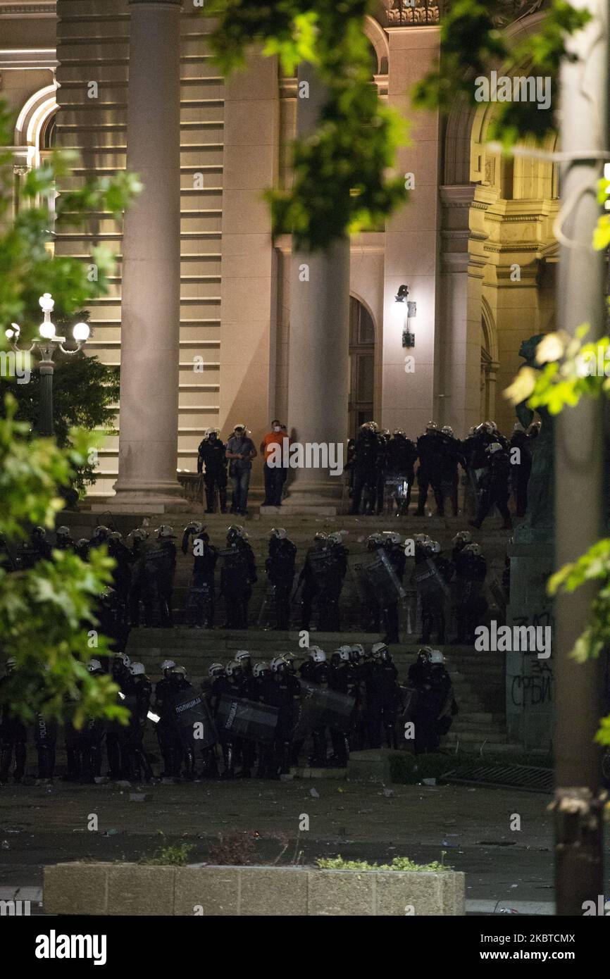 I manifestanti si riuniscono di fronte al parlamento serbo durante una protesta contro un blocco previsto per la capitale questo fine settimana per fermare la diffusione della malattia di coronavirus, nonché contro il presidente Aleksandar Vucic e il suo governo a Belgrado, in Serbia, il 10 luglio 2020. (Foto di Nikola Krstic/NurPhoto) Foto Stock