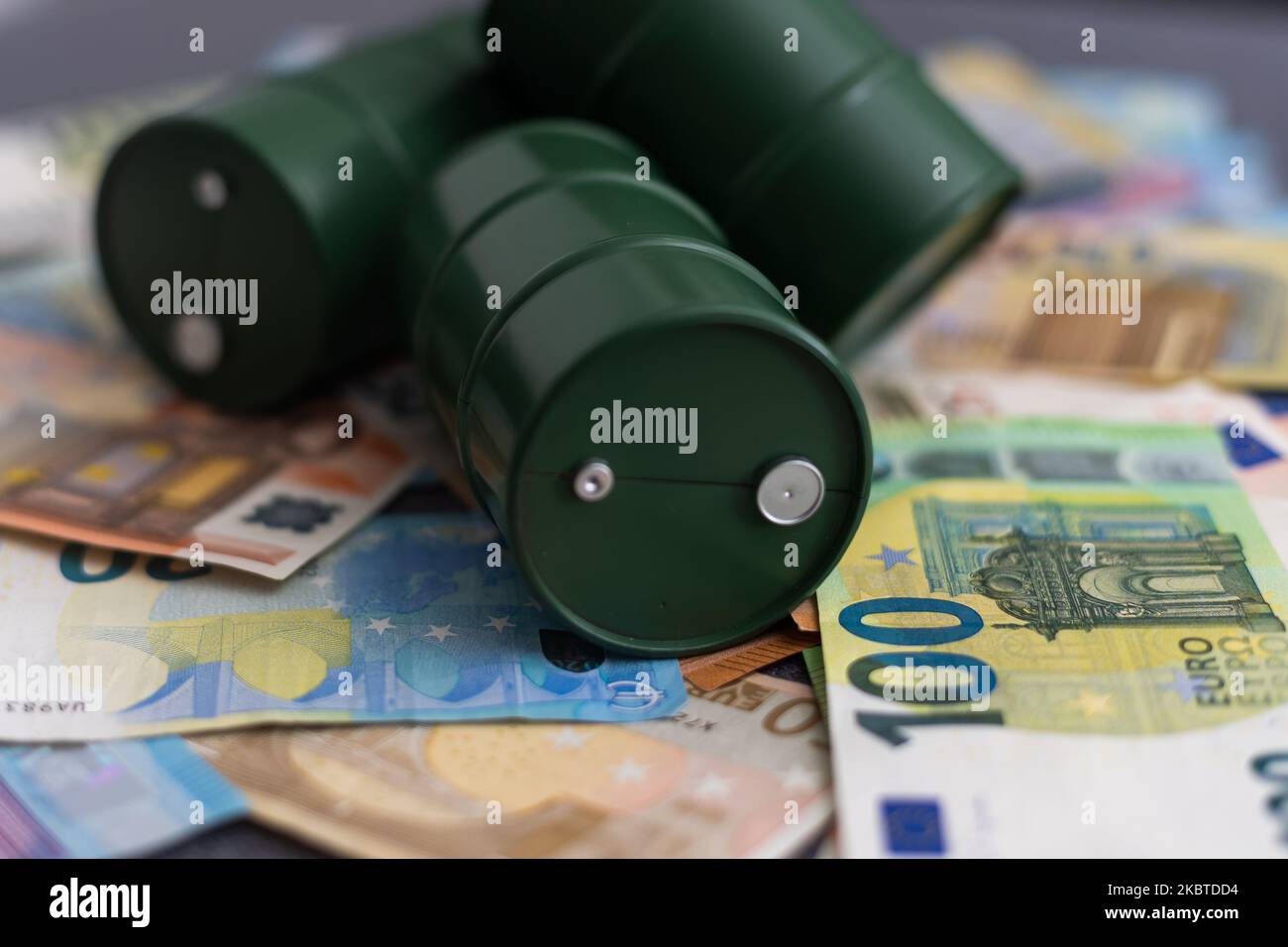 banconote in euro e barile d'olio foto concettuale Foto Stock