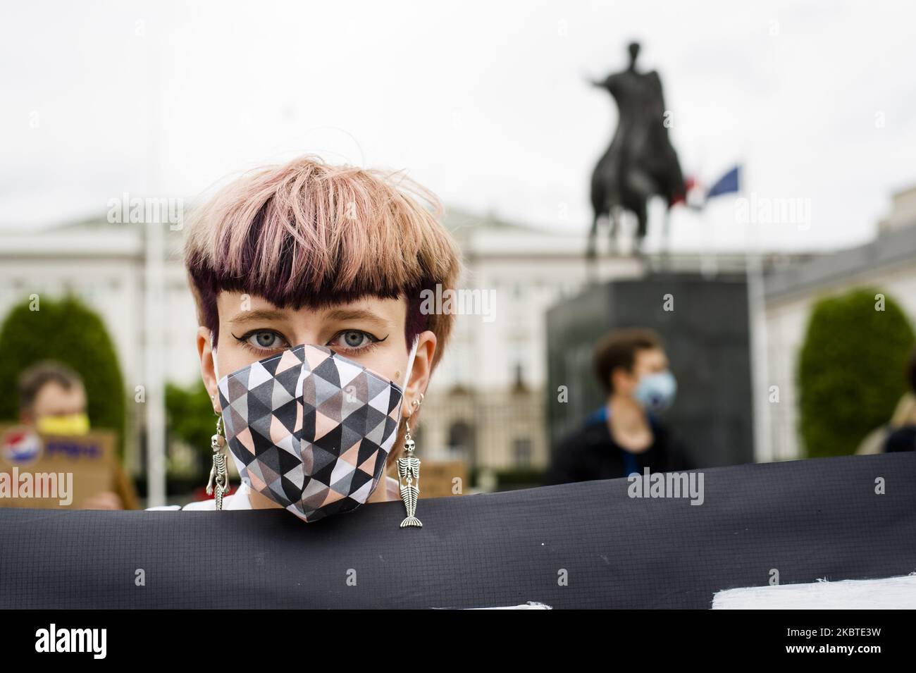 I giovani attivisti del clima si sono riuniti di fronte al Palazzo Presidenziale di Varsavia, Polonia, il 11 luglio 2020, Un giorno prima delle elezioni, porre l'accento sulle questioni legate al cambiamento climatico non dovrebbe far parte di una controversia politica che riguarda tutti. I membri dello Youth Climate Strike hanno dichiarato che, indipendentemente da chi vincerà alle elezioni domenicali, si aspetteranno dal candidato vincitore un approccio ambizioso ed efficiente alle questioni climatiche, in particolare riducendo le emissioni di CO2 in Polonia. (Foto di Piotr Lapinski/NurPhoto) Foto Stock