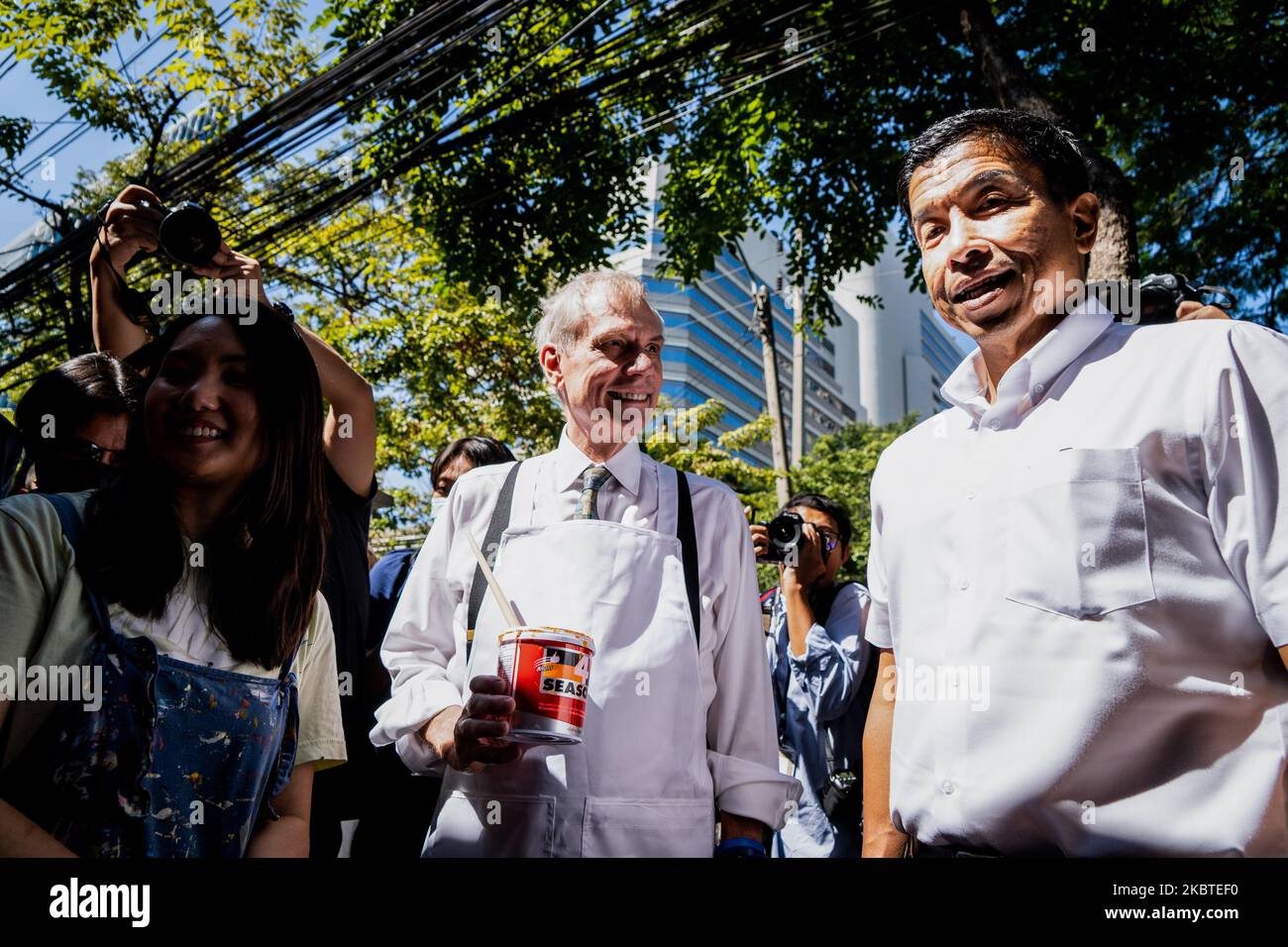 Bangkok, Thailandia. 04th Nov 2022. Il governatore Chadchart Sittipunt parla con l'artista multidisciplinare tailandese-americano Amanda Phingbodhipakiya (L) e l'ambasciatore americano Robert F. Godec (C) di fronte a un mural-in-progress presso l'ambasciata degli Stati Uniti. Il governatore di Bangkok Chadchart Sittipunt, eletto nel maggio 2022, è l'unico governatore democraticamente eletto in tutte le 77 province della Thailandia. (Foto di Matt Hunt/SOPA Images/Sipa USA) Credit: Sipa USA/Alamy Live News Foto Stock