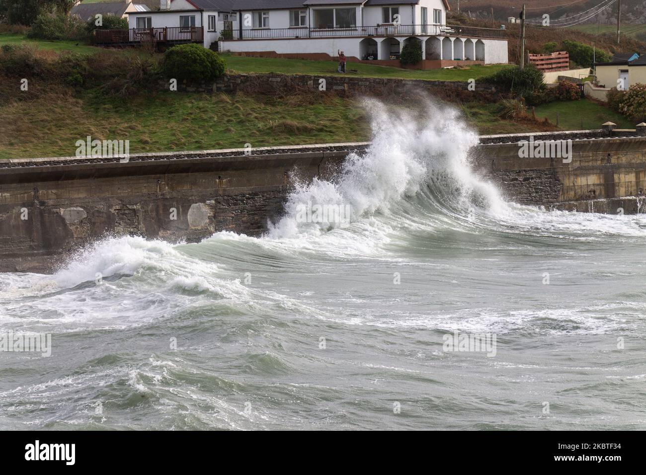 Tempesta ondate di picco che rompono le difese del mare. Tragumna, West Cork, Irlanda Foto Stock