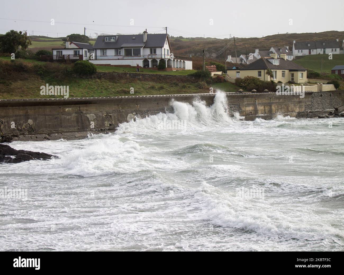 Tempesta ondate di picco che rompono le difese del mare. Tragumna, West Cork, Irlanda Foto Stock