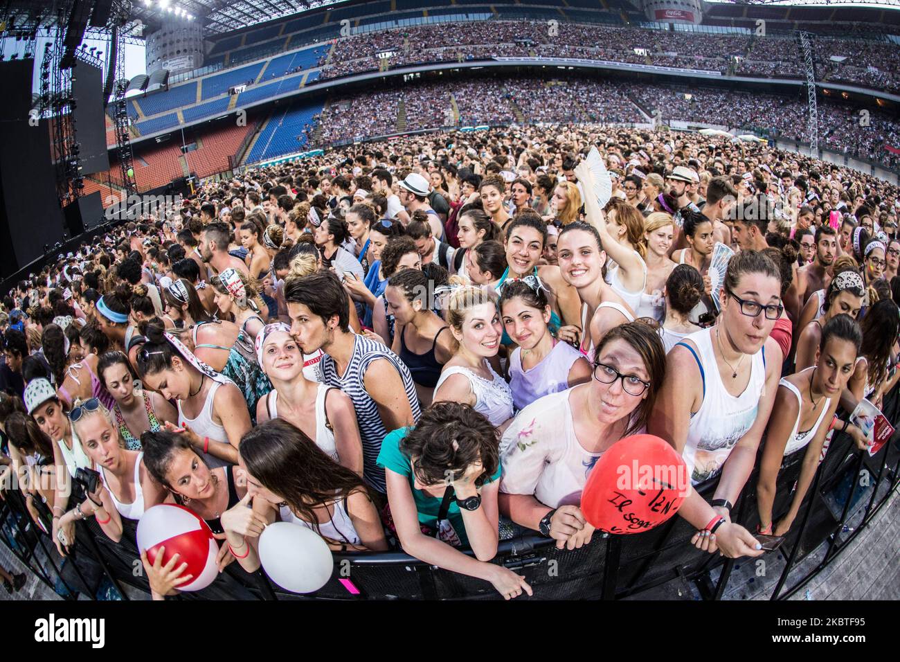I fan del cantante italiano Tiziano ferro enyoj durante le sue esibizioni  dal vivo allo Stadio San Siro di Milano il 05 2015 luglio (Foto di Mairo  Cinquetti/NurPhoto Foto stock - Alamy