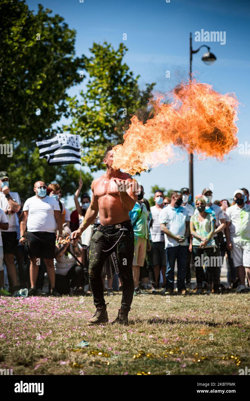 Un mangiatore di fuoco ha improvvisato uno spettacolo in mezzo alla folla il 12 luglio 2020, quando i proprietari di locali notturni hanno espresso la loro rabbia sulla Place Vauban a Parigi, vicino al Ministero della Salute, pochi giorni dopo l'annuncio che i locali notturni (discoteche, locali notturni, piste da ballo, ecc.) Rimarrà chiuso almeno fino alla fine di settembre per motivi di salute a seguito dell'epidemia di coronavirus COVID-19. (Foto di Samuel Boivin/NurPhoto) Foto Stock