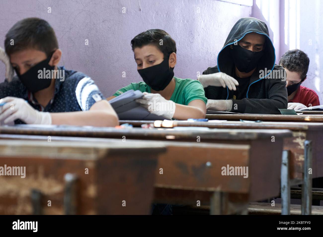 Gli studenti siriani nella provincia di Idlib prendono l'esame della scuola media mantenendo le procedure di sicurezza contro il Coronavirus il 12 luglio 2020 (Foto di Karam Almasri/NurPhoto) Foto Stock