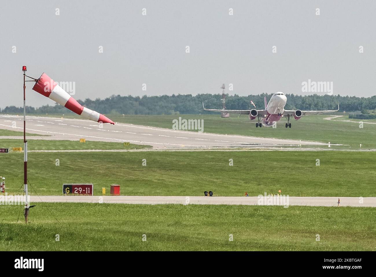 Il decollo dell'aereo low cost di Wizz è visto all'aeroporto di Danzica Lech Walesa a Danzica, Polonia il 20 giugno 2020 (Foto di Michal Fludra/NurPhoto) Foto Stock