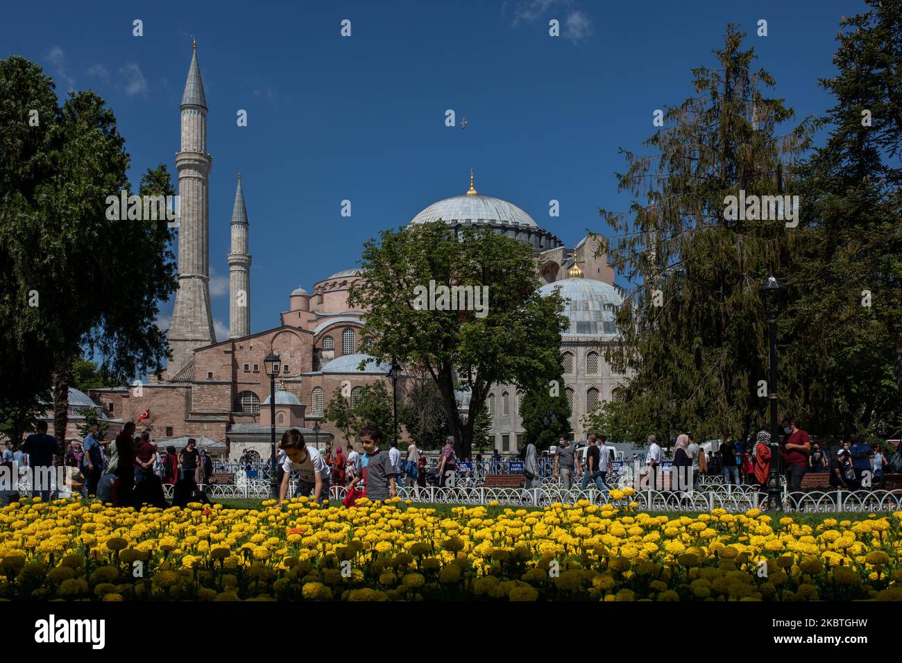 Le persone che visitano la Hagia Sophia visto il 13 luglio 2020 a Istanbul, Turchia. Il Consiglio di Stato, il più alto organo amministrativo della Turchia, ha revocato lo status di museo di Hagia Sophia del VI secolo, spianando la strada a una moschea. Il presidente ha annunciato la sua decisione venerdì dopo la sentenza della Corte, e il monumento è stato chiuso da allora, ma la gente ora visita il sito e scattare foto. - L'Hagia Sophia fu costruita 1.500 anni fa come cattedrale cristiana ortodossa, ma fu prima convertita in moschea dopo la conquista ottomana, poi in museo. (Foto di Er Foto Stock