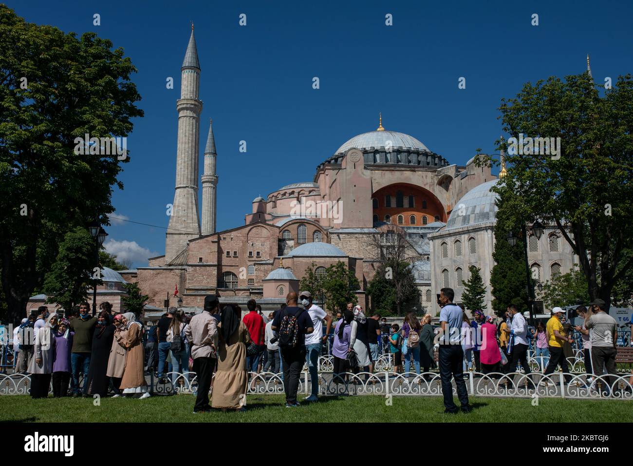 Le persone che visitano la Hagia Sophia visto il 13 luglio 2020 a Istanbul, Turchia. Il Consiglio di Stato, il più alto organo amministrativo della Turchia, ha revocato lo status di museo di Hagia Sophia del VI secolo, spianando la strada a una moschea. Il presidente ha annunciato la sua decisione venerdì dopo la sentenza della Corte, e il monumento è stato chiuso da allora, ma la gente ora visita il sito e scattare foto. - L'Hagia Sophia fu costruita 1.500 anni fa come cattedrale cristiana ortodossa, ma fu prima convertita in moschea dopo la conquista ottomana, poi in museo. (Foto di Er Foto Stock