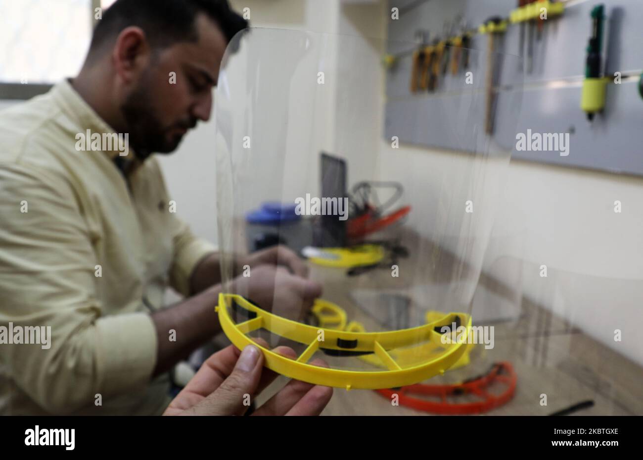 Un membro dello staff assembla uno schermo facciale stampato del 3D realizzato nell'ambito del progetto Glia, che produce forniture mediche a basso costo per le regioni povere, durante la pandemia COVID-19 in corso a Gaza City il 13 luglio 2020. (Foto di Majdi Fathi/NurPhoto) Foto Stock