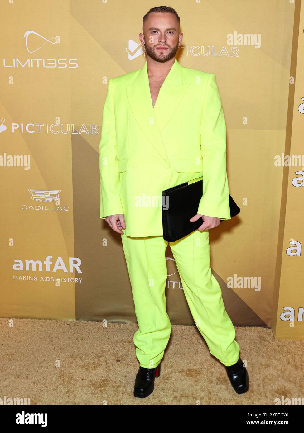 WEST HOLLYWOOD, LOS ANGELES, CALIFORNIA, USA - 03 NOVEMBRE: August Getty arriva al Gala dell'AMFAR 2022 di Los Angeles che si tiene presso il Pacific Design Center il 3 novembre 2022 a West Hollywood, Los Angeles, California, Stati Uniti. (Foto di Xavier Collin/Image Press Agency) Foto Stock