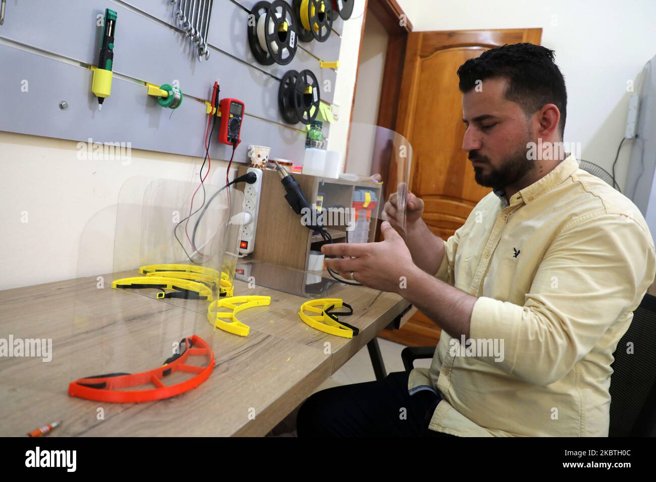 Un membro dello staff assembla uno schermo facciale stampato del 3D realizzato nell'ambito del progetto Glia, che produce forniture mediche a basso costo per le regioni povere, durante la pandemia COVID-19 in corso a Gaza City il 13 luglio 2020. (Foto di Majdi Fathi/NurPhoto) Foto Stock