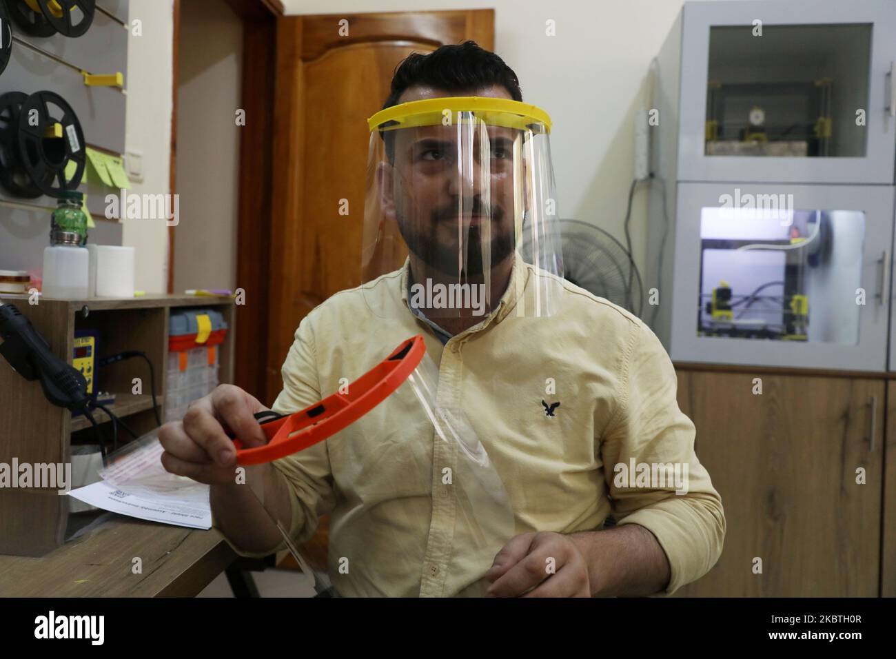 Un membro dello staff indossa uno scudo facciale stampato del 3D realizzato nell'ambito del progetto Glia, che produce forniture mediche a basso costo per le regioni povere, durante la pandemia COVID-19 in corso a Gaza City il 13 luglio 2020. (Foto di Majdi Fathi/NurPhoto) Foto Stock