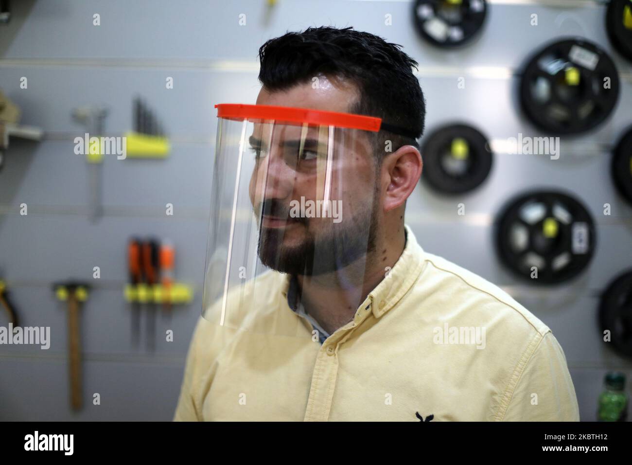 Un membro dello staff indossa uno scudo facciale stampato del 3D realizzato nell'ambito del progetto Glia, che produce forniture mediche a basso costo per le regioni povere, durante la pandemia COVID-19 in corso a Gaza City il 13 luglio 2020. (Foto di Majdi Fathi/NurPhoto) Foto Stock