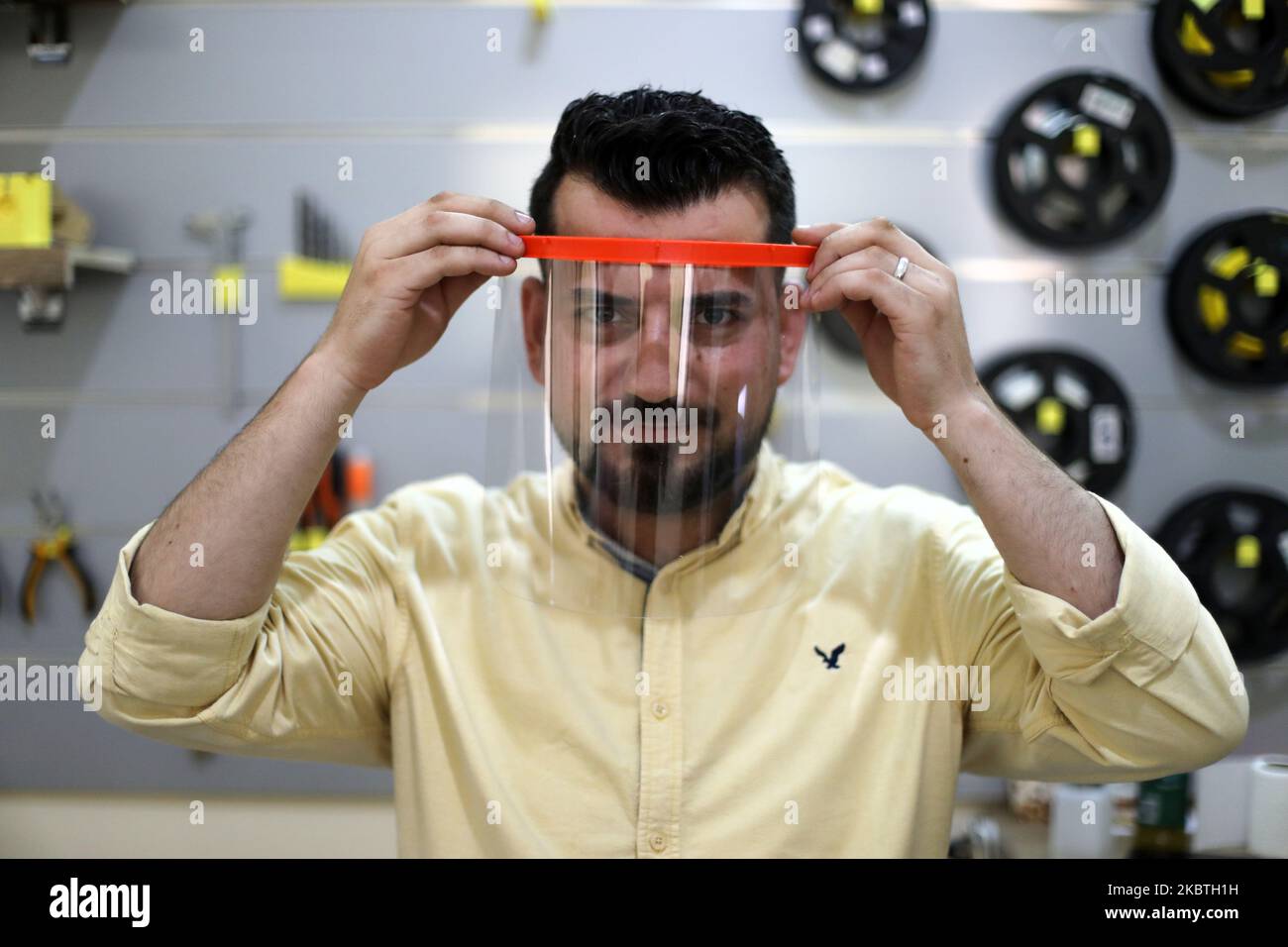 Un membro dello staff indossa uno scudo facciale stampato del 3D realizzato nell'ambito del progetto Glia, che produce forniture mediche a basso costo per le regioni povere, durante la pandemia COVID-19 in corso a Gaza City il 13 luglio 2020. (Foto di Majdi Fathi/NurPhoto) Foto Stock