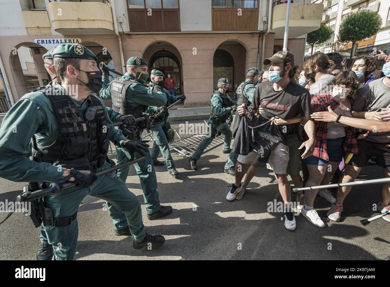 Rivolte tra membri della Guardia civile e manifestanti a sostegno dei residenti sfrattati a causa dei loro debiti con i fondi avvoltoio della banca Liberbank in Cantabria, Spagna il 13 luglio 2020. Gli sfratti sono stati fermati durante i momenti più difficili della pandemia del covid-19 in Spagna, dopo di che, ricominciato in tutto il paese. (Foto di Celestino Arce/NurPhoto) Foto Stock