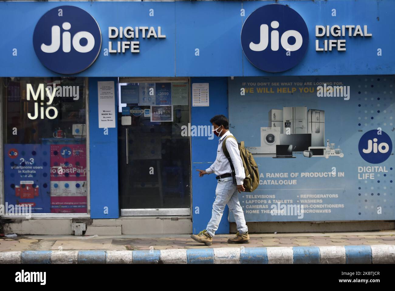 Un uomo passa davanti al negozio Jio a Kolkata, India, 13 luglio 2020. Domenica, Reliance Industries in India ha dichiarato che Qualcomm Inc acquisterà una partecipazione del 0,15% nella sua unità digitale Jio Platforms per 7,3 miliardi di rupie (97,1 milioni di dollari) secondo un report dei media indiani. (Foto di Indranil Aditya/NurPhoto) Foto Stock