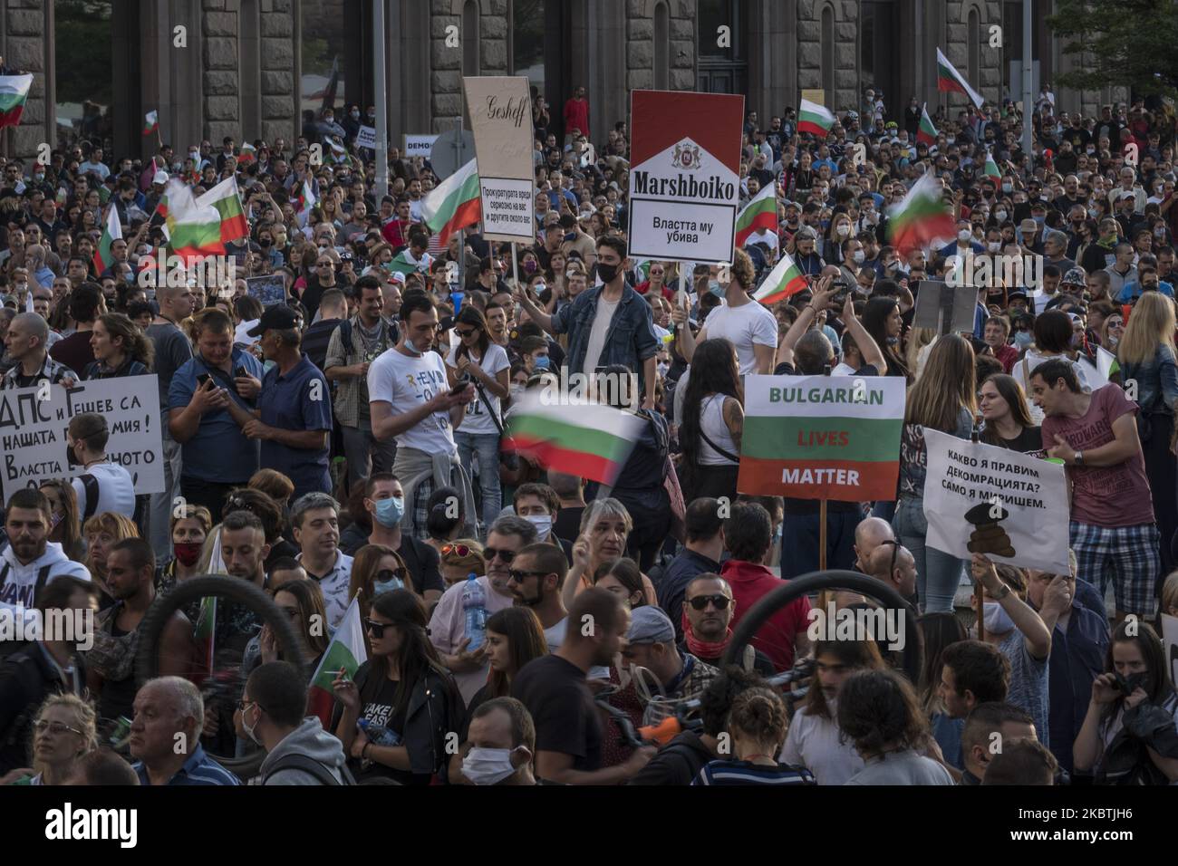 Per il quinto giorno consecutivo, più di mille manifestanti si sono riuniti in difesa della democrazia e contro la corruzione del governo a Sofia, in Bulgaria, il 13 luglio 2020. Alcuni manifestanti hanno manifestato la richiesta di dimissioni del primo ministro Boyko Borisov di lunga data. (Foto di Jodi Hilton/NurPhoto) Foto Stock