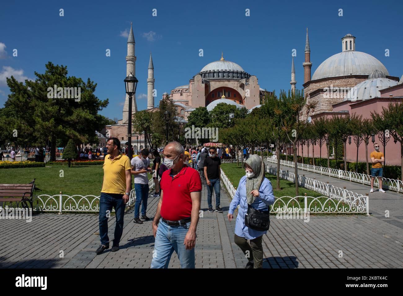 Le persone che visitano la Hagia Sophia visto il 14 luglio 2020 a Istanbul, Turchia. Il Consiglio di Stato, il più alto organo amministrativo della Turchia, ha revocato lo status di museo di Hagia Sophia del VI secolo, spianando la strada a una moschea. Il presidente ha annunciato la sua decisione venerdì dopo la sentenza della Corte, e il monumento è stato chiuso da allora, ma la gente ora visita il sito e scattare foto. - L'Hagia Sophia fu costruita 1.500 anni fa come cattedrale cristiana ortodossa, ma fu prima convertita in moschea dopo la conquista ottomana, poi in museo. (Foto di Er Foto Stock