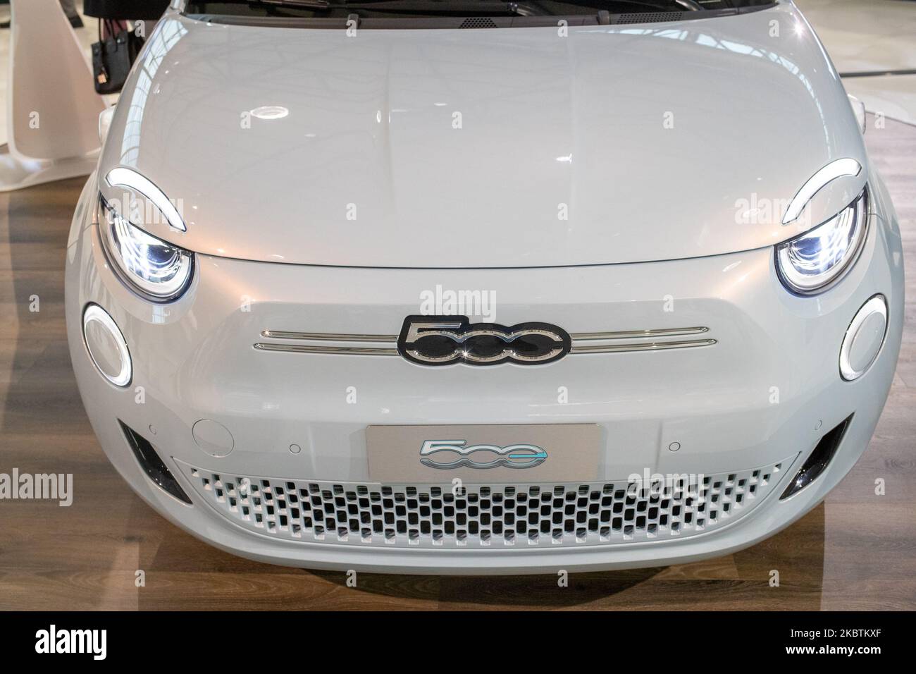 Presentazione della Fiat 500 e in anteprima della Fiat 500 elettrica il 14 luglio 2020 a Torino. La Fiat 500 elettrica ''la prima'', chiamata anche semplicemente Fiat 500 e, è una superutility elettrica costruita dalla FCA Italia dal 2020. Il nuovo BEV 500 è stato creato, progettato e realizzato a Torino: Un prodotto veramente ''made at Fiat'' e ''made in Turin''. (Foto di Mauro Ujetto/NurPhoto) Foto Stock