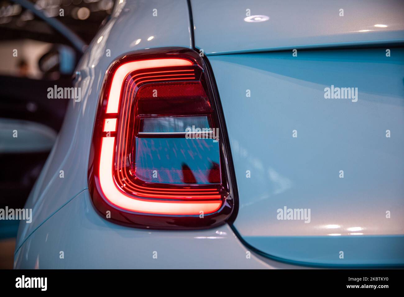 Presentazione della Fiat 500 e in anteprima della Fiat 500 elettrica il 14 luglio 2020 a Torino. La Fiat 500 elettrica ''la prima'', chiamata anche semplicemente Fiat 500 e, è una superutility elettrica costruita dalla FCA Italia dal 2020. Il nuovo BEV 500 è stato creato, progettato e realizzato a Torino: Un prodotto veramente ''made at Fiat'' e ''made in Turin''. (Foto di Mauro Ujetto/NurPhoto) Foto Stock