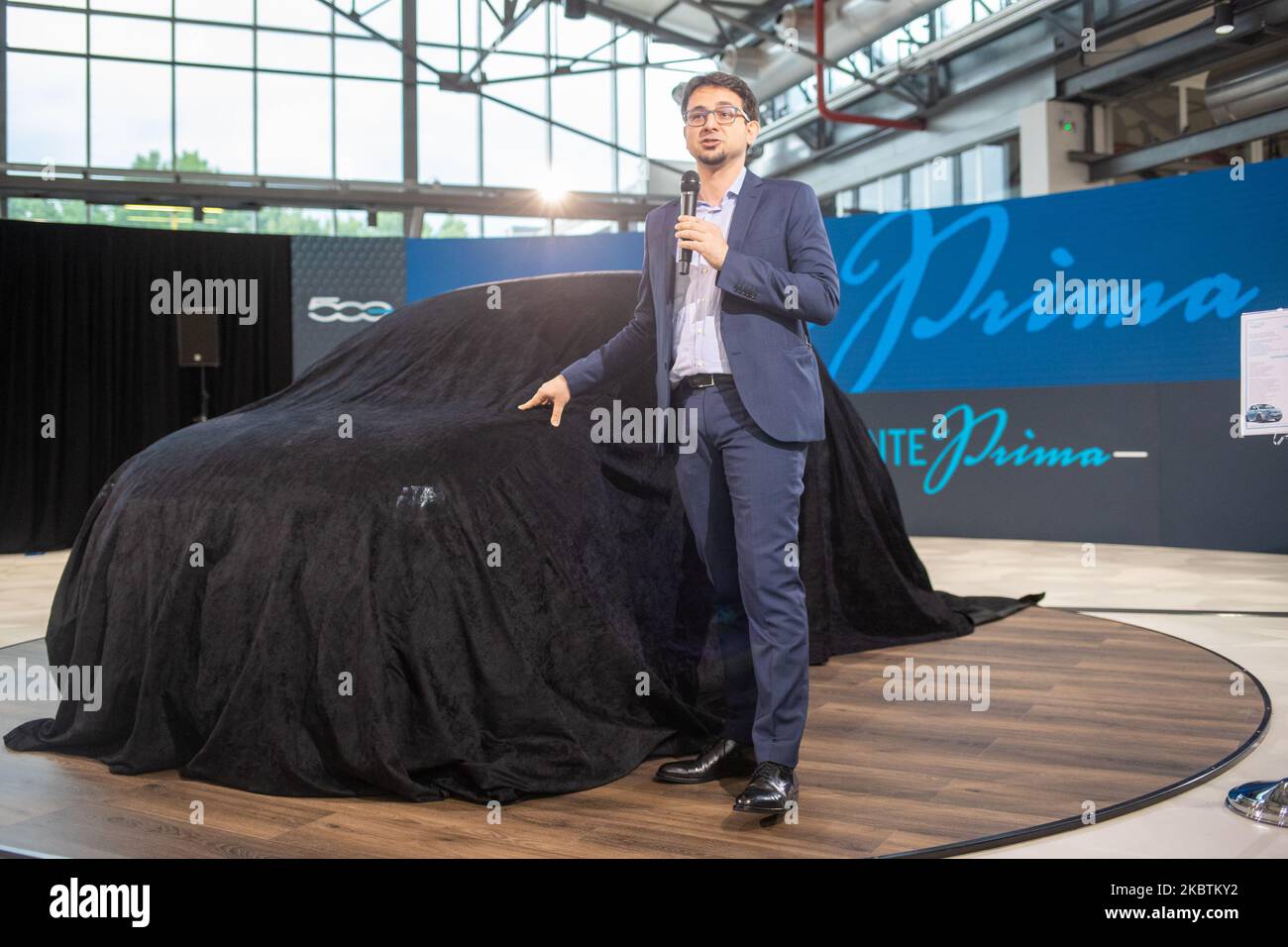 Panoramica generale della Fiat 500 e ricoperta di un panno nero durante l'anteprima della Fiat 500 elettrica il 14 luglio 2020 a Torino. La Fiat 500 elettrica ''la prima'', chiamata anche semplicemente Fiat 500 e, è una superutility elettrica costruita dalla FCA Italia dal 2020. L'auto è disponibile esclusivamente con alimentazione. (Foto di Mauro Ujetto/NurPhoto) Foto Stock