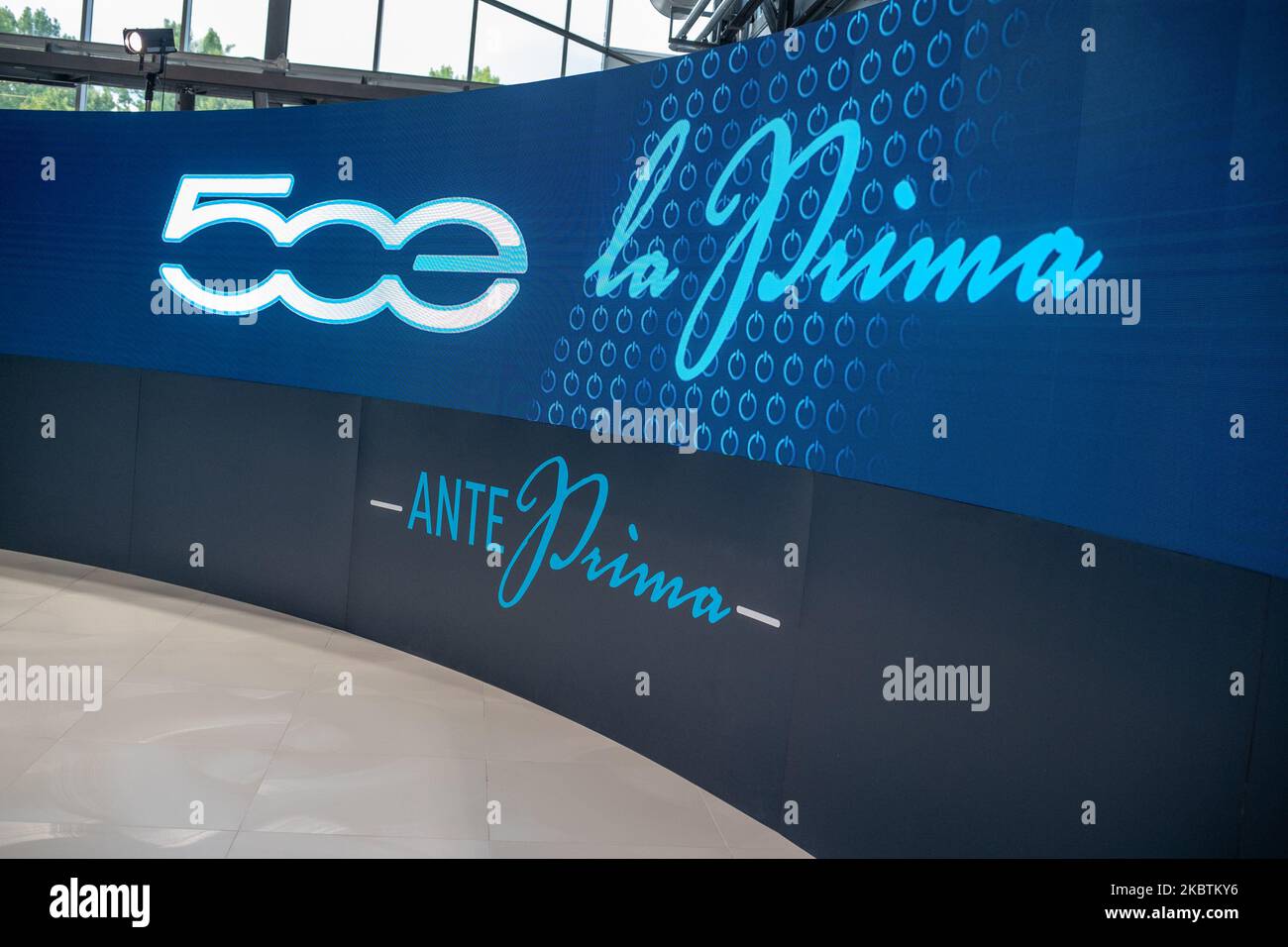 Panoramica generale della Fiat 500 e in occasione dell'anteprima della Fiat 500 elettrica il 14 luglio 2020 a Torino. La Fiat 500 elettrica ''la prima'', chiamata anche semplicemente Fiat 500 e, è una superutility elettrica costruita dalla FCA Italia dal 2020. L'auto è disponibile esclusivamente con alimentazione. (Foto di Mauro Ujetto/NurPhoto) Foto Stock