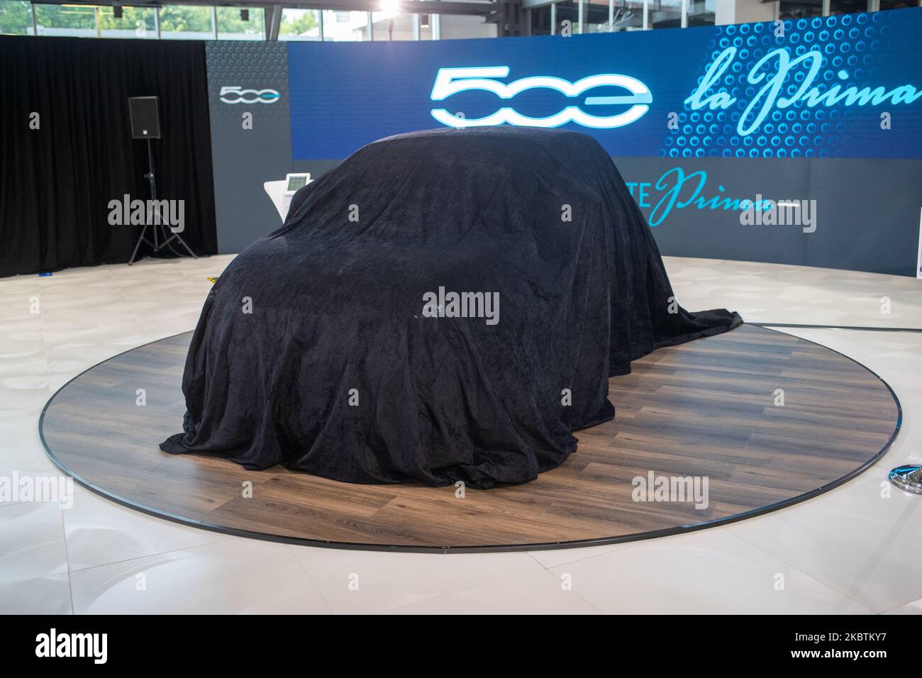 Panoramica generale della Fiat 500 e ricoperta di un panno nero durante l'anteprima della Fiat 500 elettrica il 14 luglio 2020 a Torino. La Fiat 500 elettrica ''la prima'', chiamata anche semplicemente Fiat 500 e, è una superutility elettrica costruita dalla FCA Italia dal 2020. L'auto è disponibile esclusivamente con alimentazione. (Foto di Mauro Ujetto/NurPhoto) Foto Stock