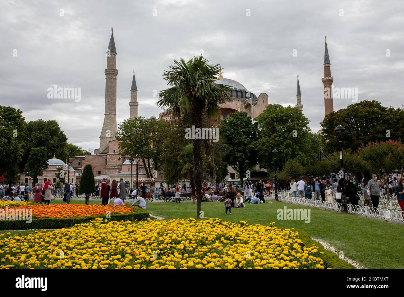 Le persone che visitano la Hagia Sophia visto il 15 luglio 2020 a Istanbul, Turchia. Il Consiglio di Stato, il più alto organo amministrativo della Turchia, ha revocato lo status di museo di Hagia Sophia del VI secolo, spianando la strada a una moschea. Il presidente ha annunciato la sua decisione venerdì dopo la sentenza della Corte, e il monumento è stato chiuso da allora, ma molte persone hanno visitato il sito e hanno scattato foto con bandiere turche in occasione dell'anniversario del tentativo di colpo di Stato militare turco del 15 luglio. (Foto di Erhan Demirtas/NurPhoto) Foto Stock