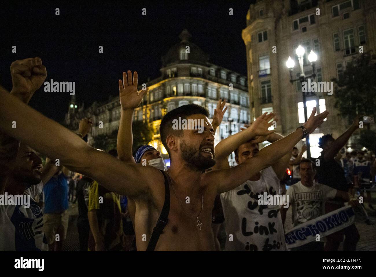 I sostenitori del FC Porto festeggiano la vittoria del titolo Primeira Liga, a Porto, Portogallo, il 16 luglio 2020. (Foto di Rita Franca/NurPhoto) Foto Stock
