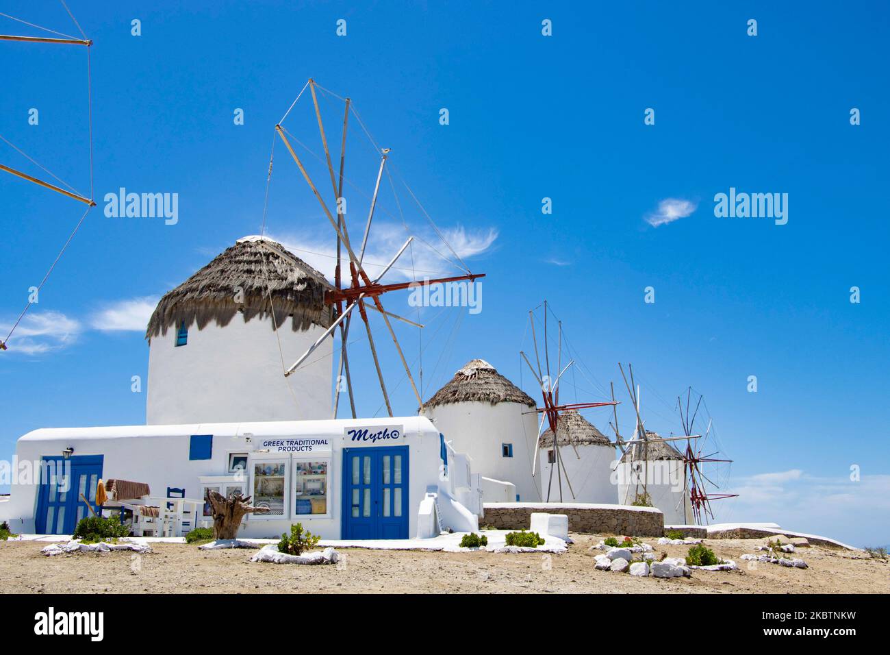 I mulini iconici dell'isola di Mykonos, le isole Cicladi, il Mar Egeo, la Grecia il 14 luglio 2020. Non c'è quasi nessuno ai mulini a vento a causa delle misure pandemiche di Coronavirus e del divieto di circolazione che la Grecia ha applicato. Ci sono 16 mulini a vento sull'isola, 5 dei quali sopra Chora o Mykonos Town, la città principale dell'isola. I mulini a vento sono stati costruiti nel 16th ° secolo dai veneziani, ma le loro costruzioni continuarono fino al 20th ° secolo. La famosa isola greca mediterranea è soprannominata l'Isola dei Venti con edifici tradizionali imbiancati come mulini a vento o chiesetta. Mykon Foto Stock