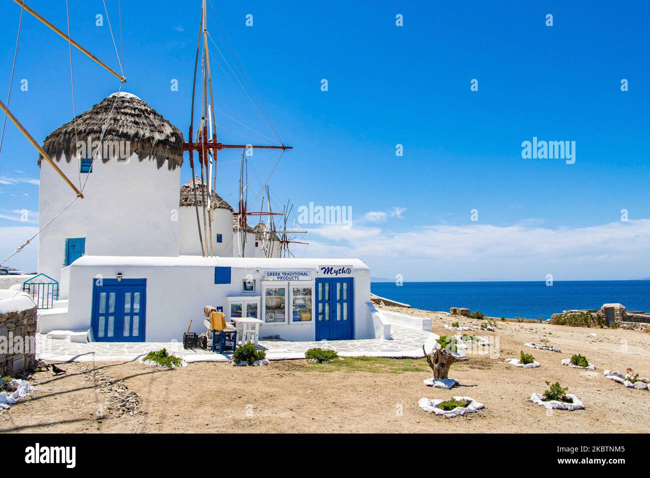 I mulini iconici dell'isola di Mykonos, le isole Cicladi, il Mar Egeo, la Grecia il 14 luglio 2020. Non c'è quasi nessuno ai mulini a vento a causa delle misure pandemiche di Coronavirus e del divieto di circolazione che la Grecia ha applicato. Ci sono 16 mulini a vento sull'isola, 5 dei quali sopra Chora o Mykonos Town, la città principale dell'isola. I mulini a vento sono stati costruiti nel 16th ° secolo dai veneziani, ma le loro costruzioni continuarono fino al 20th ° secolo. La famosa isola greca mediterranea è soprannominata l'Isola dei Venti con edifici tradizionali imbiancati come mulini a vento o chiesetta. Mykon Foto Stock