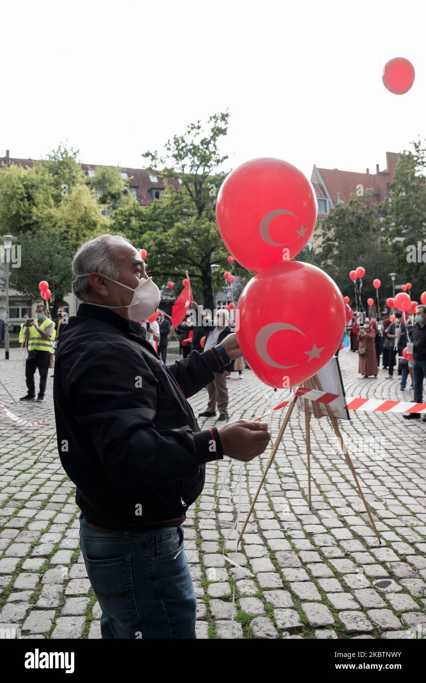 In occasione del fallito tentativo di colpo di stato, il 15 luglio 2020 si sono riuniti a Hannover circa 80 nazionalisti turchi. I sostenitori di Erdo?an si ricordarono di quelli uccisi durante il tentativo di colpo di stato e lasciarono salire nel cielo palloncini rossi e bianchi con i nomi dei defunti. Quattro anni fa, la notte tra il 15 e il 16 luglio 2016, le forze militari tentarono di rovesciare il presidente turco Recep Tayyip Erdo?an. (Foto di Peter Niedung/NurPhoto) Foto Stock