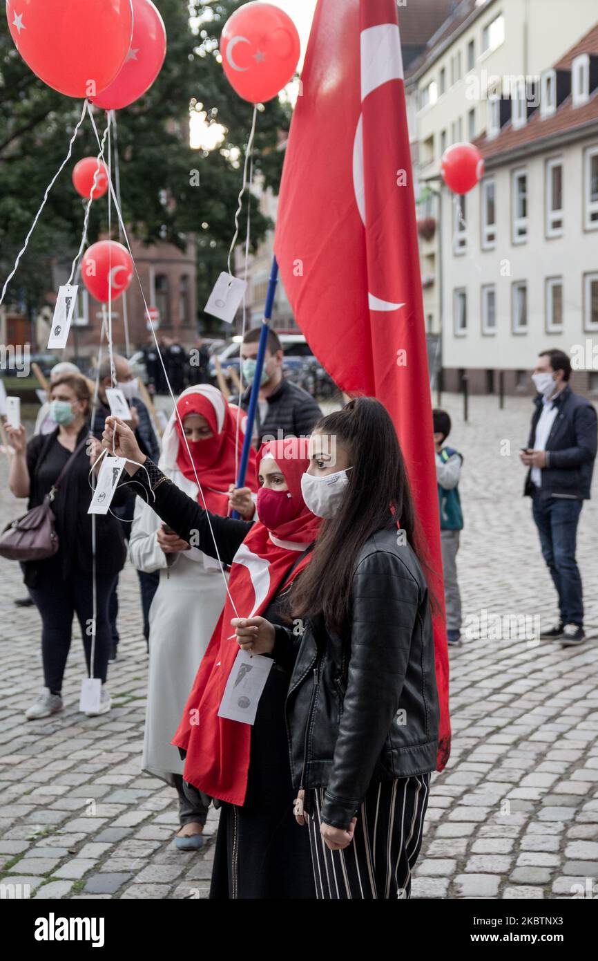 In occasione del fallito tentativo di colpo di stato, il 15 luglio 2020 si sono riuniti a Hannover circa 80 nazionalisti turchi. I sostenitori di Erdo?an si ricordarono di quelli uccisi durante il tentativo di colpo di stato e lasciarono salire nel cielo palloncini rossi e bianchi con i nomi dei defunti. Quattro anni fa, la notte tra il 15 e il 16 luglio 2016, le forze militari tentarono di rovesciare il presidente turco Recep Tayyip Erdo?an. (Foto di Peter Niedung/NurPhoto) Foto Stock