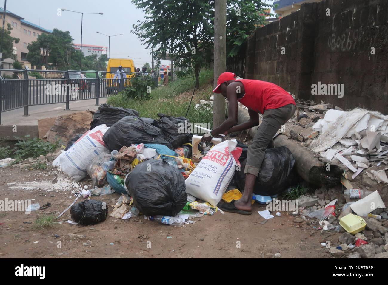 Un vendicatore raccoglie scarti ad Agidingbi, Lagos, Nigeria, sabato 11 luglio 2020. Le attività economiche stanno rimbalzando gradualmente dopo che il governo ha allentato l'ordine di blocco sulla pandemia di Coronavirus (COVID-19). (Foto di Adekunle Ajayi/NurPhoto) Foto Stock