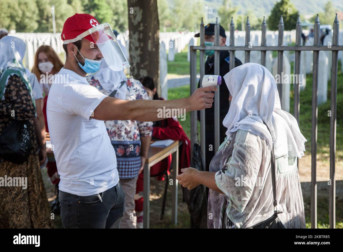 Ogni anno, molte persone vengono al Memoriale di Potocari in Bosnia-Erzegovina il 11 luglio 2020 per rendere omaggio alle vittime del genocidio. Il Memoriale del genocidio di Srebrenica, ufficialmente conosciuto come Monumento e Cimitero di Srebrenica-Potocari per le vittime del genocidio, è stato creato per onorare le vittime del massacro del 1995. Quest'anno la commemorazione del venticinquesimo anniversario del massacro di Srebrenica è stata segnata dalla pandemia del coronavirus, con una cerimonia al memoriale di Potocari con maggiori misure di sicurezza e igiene, con molte maschere e senza la presenza di leader stranieri. (Pho Foto Stock