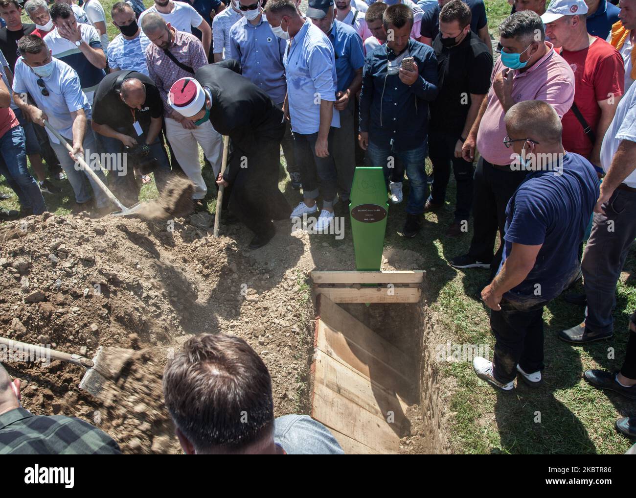 Migliaia di familiari e sopravvissuti hanno partecipato al cimitero di Potocari, in Bosnia-Erzegovina, il 11 luglio 2020, per seppellire e licenziare le nove vittime identificate negli ultimi dodici mesi in una cerimonia emozionante e significativa. Il Memoriale del genocidio di Srebrenica, ufficialmente conosciuto come Monumento e Cimitero di Srebrenica-Potocari per le vittime del genocidio, è stato creato per onorare le vittime del massacro del 1995. Quest'anno la commemorazione del venticinquesimo anniversario del massacro di Srebrenica è stata segnata dalla pandemia del coronavirus, con una cerimonia al memoriale di Potocari con maggiore sicurezza Foto Stock