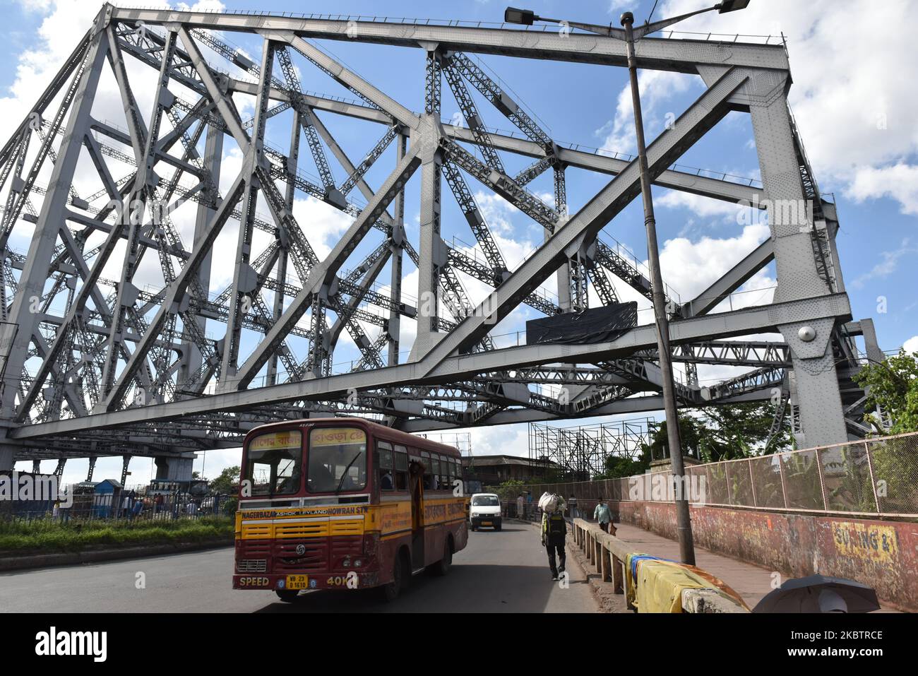 Howrah Bridge o il Rabindra Setu che è mantenuto dal Kolkata Port Trust ufficialmente rinominato Dr. SYAMA PRASAD MUKHERJEE Port Trust a Kolkata, India, il 17 luglio 2020. È il più antico porto operativo in India ed è stato costruito dalla British East India Company. Il porto di Kolkata Trust è stato rinominato Dr. Shyama Prasad Mukherjee Port in occasione di 150 anni di funzionamento del porto di Kolkata da parte del primo ministro Sri. Narendra modi durante la sua visita a Kolkata per partecipare al programma Port Trust il 12th gennaio 2020. (Foto di Sukhomoy Sen/NurPhoto) Foto Stock