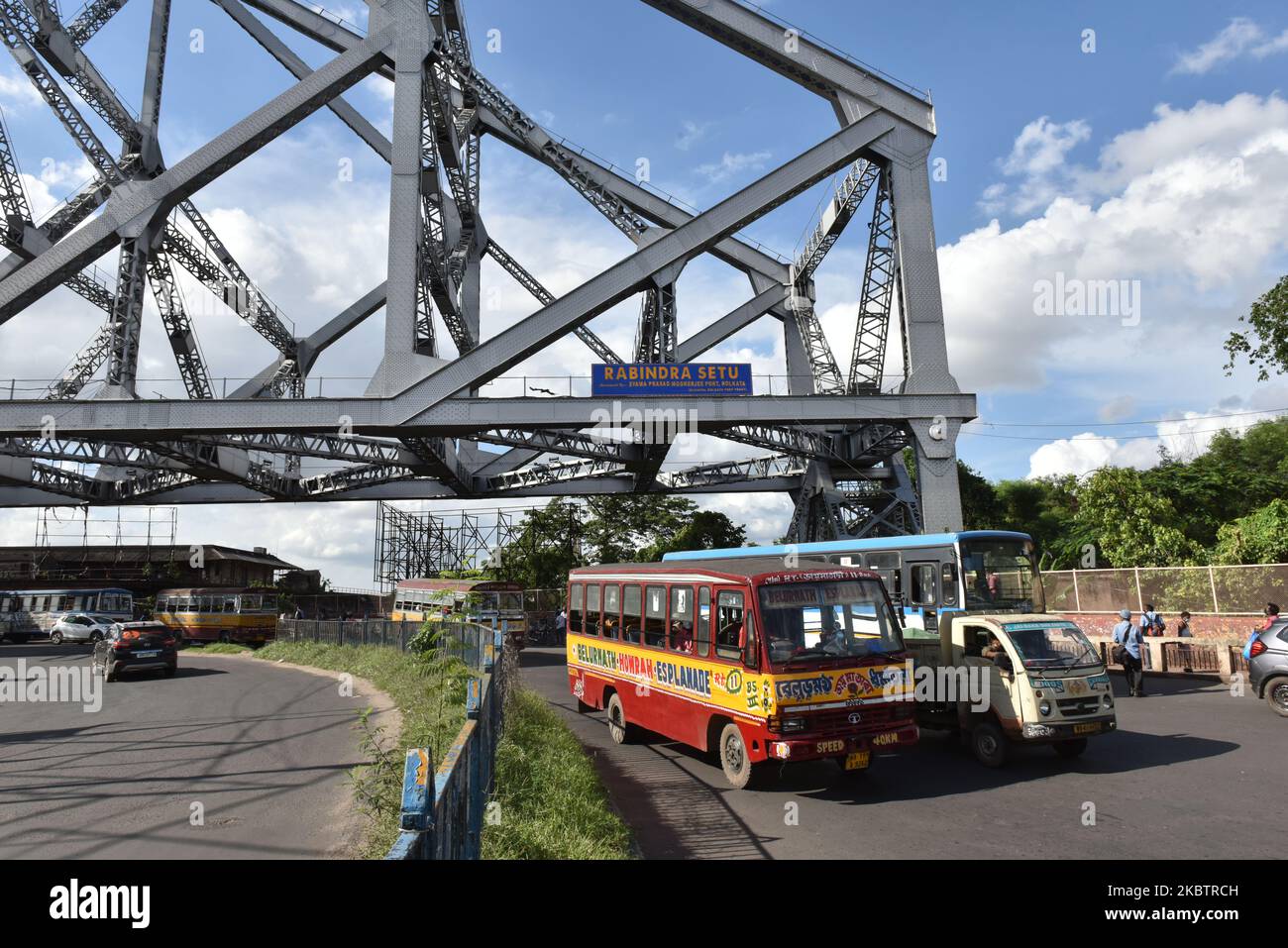 Howrah Bridge o il Rabindra Setu che è mantenuto dal Kolkata Port Trust ufficialmente rinominato Dr. SYAMA PRASAD MUKHERJEE Port Trust a Kolkata, India, il 17 luglio 2020. È il più antico porto operativo in India ed è stato costruito dalla British East India Company. Il porto di Kolkata Trust è stato rinominato Dr. Shyama Prasad Mukherjee Port in occasione di 150 anni di funzionamento del porto di Kolkata da parte del primo ministro Sri. Narendra modi durante la sua visita a Kolkata per partecipare al programma Port Trust il 12th gennaio 2020. (Foto di Sukhomoy Sen/NurPhoto) Foto Stock