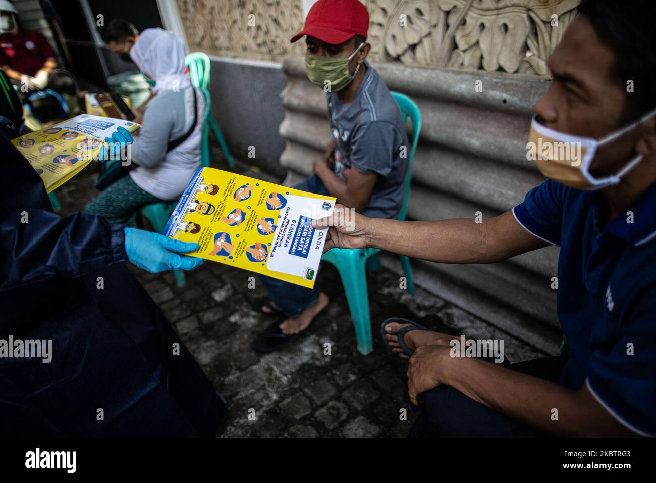 dr. INDAH consegna un opuscolo di promozione di healt alla gente circa come impedire il virus della corona. Attività degli operatori sanitari della struttura sanitaria pubblica Kebayoran lama, Giacarta Sud, Giacarta, Indonesia il 17 luglio 2020. Gli operatori sanitari in molti paesi, tra cui l'Indonesia, sono i frontalieri esposti apertamente alla diffusione del virus Corona. Con la pandemia COVID-19 ancora in accelerazione ad un ritmo allarmante, gli operatori sanitari rimangono inclini al virus e alla persecuzione sociale, un'associazione medica e l'associazione per i diritti umani hanno detto. (Foto di Donal Husni/NurPhoto) Foto Stock