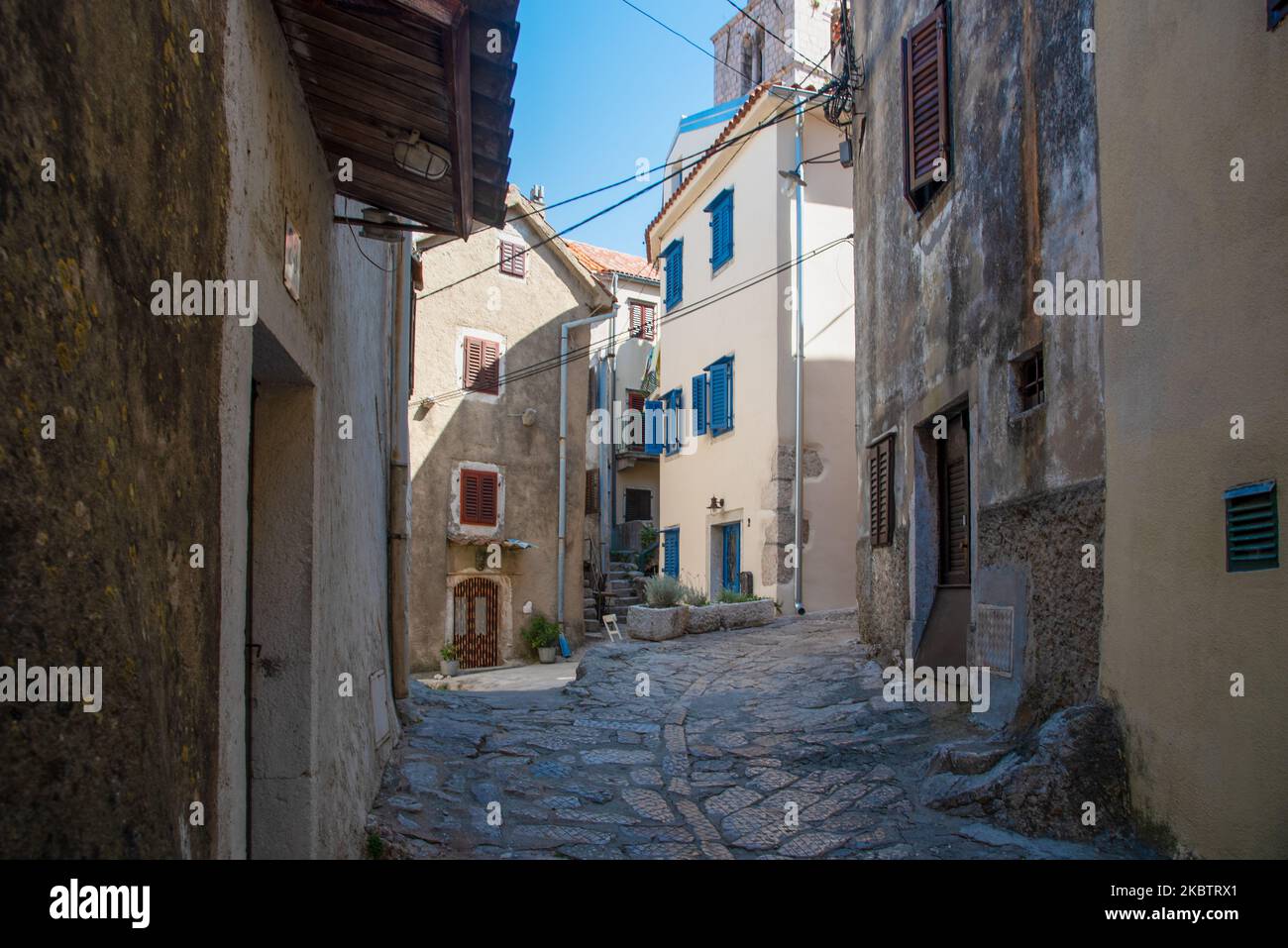 Viste pittoresche e impressioni di Vrbnik, una piccola cittadina situata sull'isola di Krk, risalente al Medioevo. Foto Stock