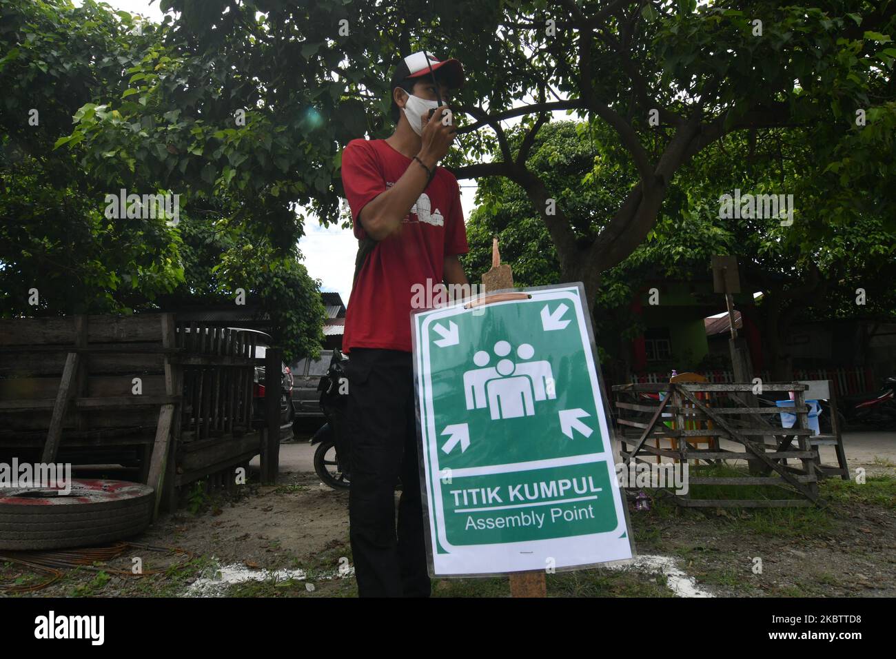 I residenti simulano o praticano come proteggersi in caso di terremoto e tsunami a Wani Village, Donggala Regency, Central Sulawesi Province, Indonesia, il 18 luglio, 2020. La simulazione, che è stata tenuta dalla Fondazione Arkom indonesiana ed è stata seguita da persone che vivono in aree soggette a disastri da terremoto e tsunami, dovrebbe aumentare la capacità e la preparazione della comunità nel gestire situazioni di emergenza da terremoto e tsunami. (Foto di Mohamad Hamzah/NurPhoto) Foto Stock